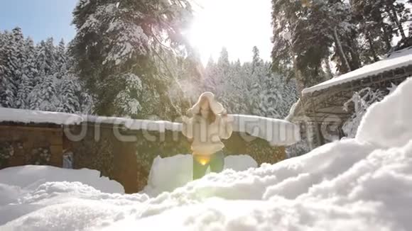 快乐的女人在阳光下美丽的霜冻的早晨在迦勒特附近的山上视频的预览图