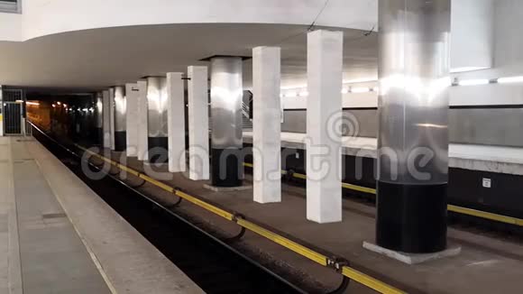 车站在现代化的地铁站站台上到达和离开挤满了人视频1920x1080视频的预览图