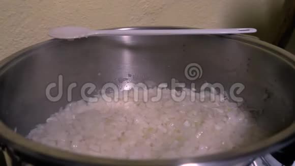 洋葱在锅里慢煮视频的预览图