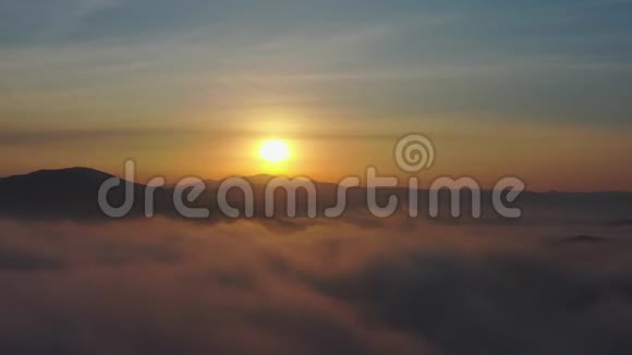 日出时飞越山峰和云层俄罗斯普里莫斯基克拉伊视频的预览图