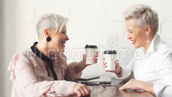 两个女高级学院在咖啡馆里坐在一起视频的预览图