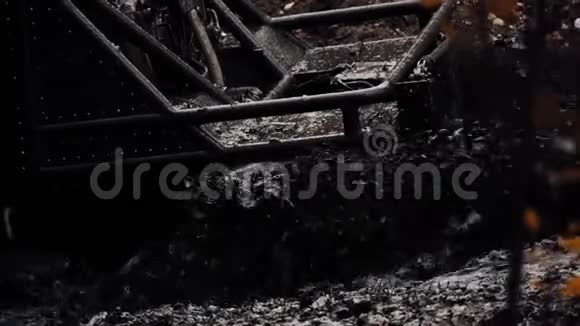 在竞争中汽车在泥泞中冒烟视频的预览图
