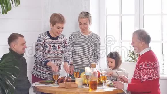 快乐的家庭吃圣诞大餐视频的预览图