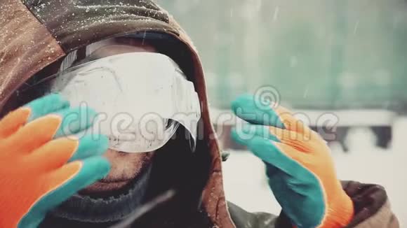 穿工作服的工人脸上戴防护面罩视频的预览图