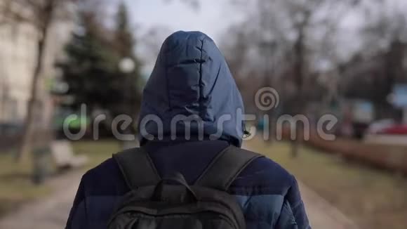 年轻游客背着背包行走在城市街道上视频的预览图