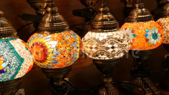 土耳其伊斯坦布尔大巴扎的一家商店里有许多五颜六色的土耳其灯传统彩色手工亚洲马赛克视频的预览图