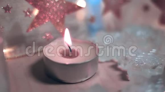 圣诞节的背景是圣诞装饰传统装饰和烛光视频的预览图
