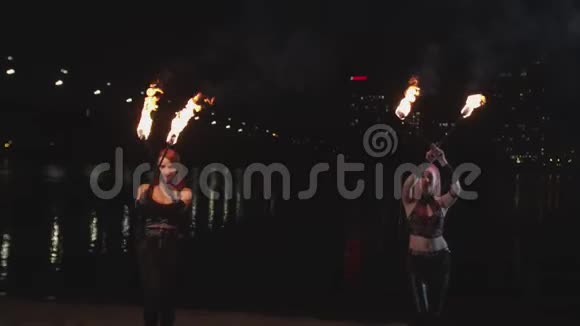 吸引人的火女们在夜晚点燃火把视频的预览图