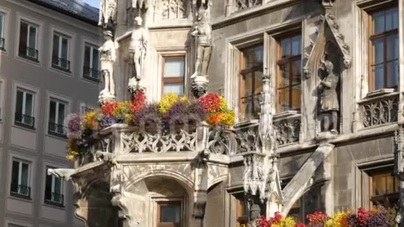 德国慕尼黑2019年10月25日慕尼黑新市政厅用各种盛开的花朵装饰Marienplatz视频的预览图