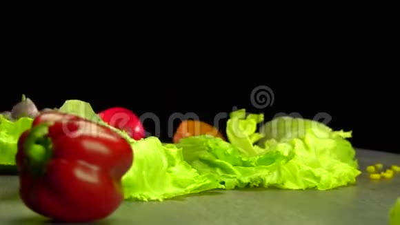 各种蔬菜在黑色背景上拍摄视频的预览图