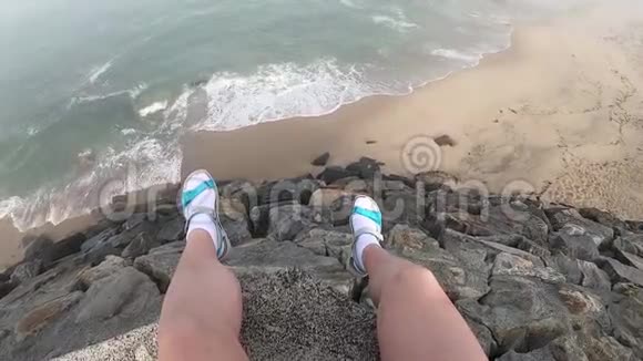 观赏大西洋的女性腿葡萄牙帕沃瓦兹姆的空海滩在雾蒙蒙的秋日带着波浪视频的预览图