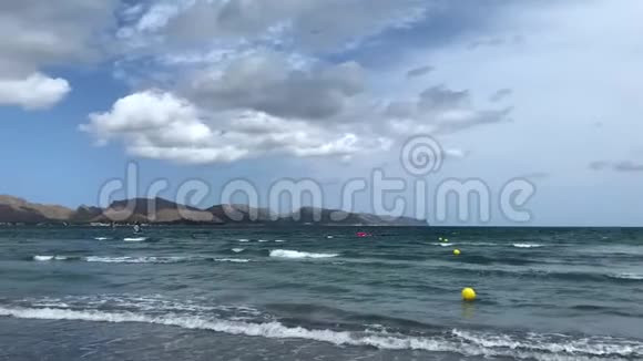 马洛卡岛海边的冲浪者视频的预览图