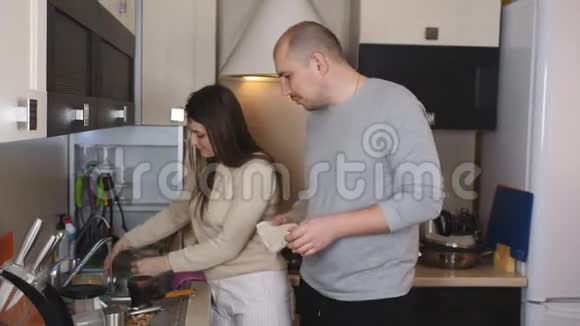 可爱的夫妇一起洗碗视频的预览图