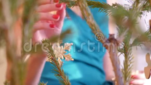 慢动作女孩用雪花装饰圣诞树视频的预览图