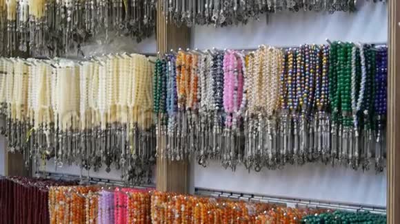 来自各种天然石头的多色珠子挂在伊斯坦布尔的珠宝店里五颜六色的珠子项链时尚视频的预览图