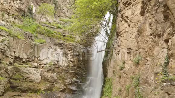 第比利斯市中心岩石间的瀑布视频的预览图