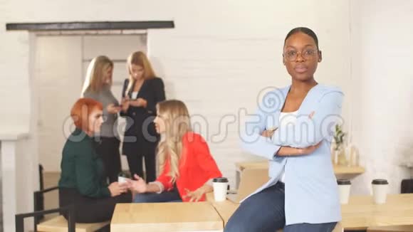 商业黑人妇女在灰色背景下调整衣服视频的预览图