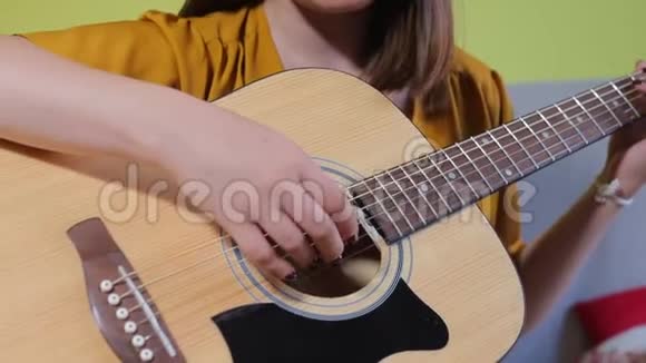 弹吉他的女孩靠近视频的预览图