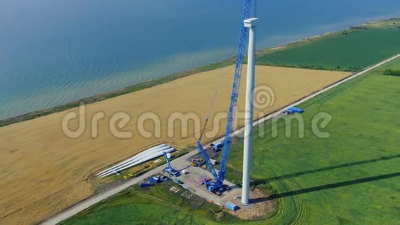 风电场和风力涡轮机施工现场的空中镜头视频的预览图