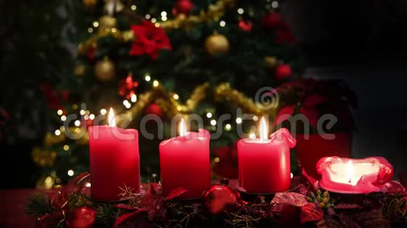 圣诞节4支蜡烛火焰红色符号有照明的树背景视频的预览图