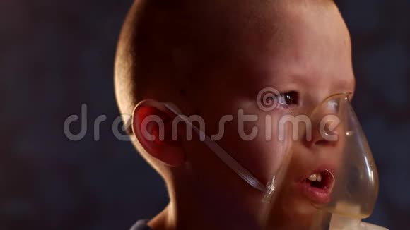 白种人金发男孩吸入夫妇含有药物以停止咳嗽医疗程序吸血鬼呼吸医学新娘视频的预览图