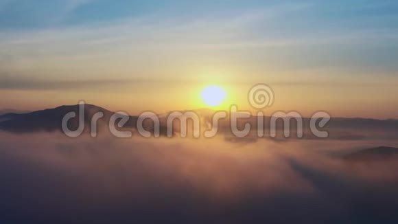 令人惊叹的景观海上日出和云层中的山脉视频的预览图