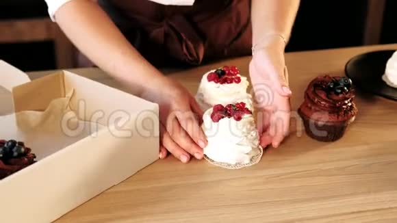 自制糕点送蛋糕店营业箱视频的预览图