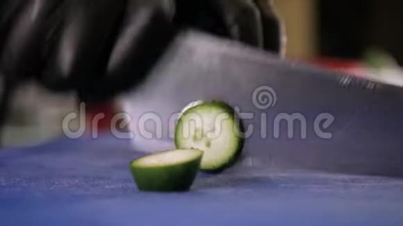 纸板上用刀切黄瓜的细节视频的预览图