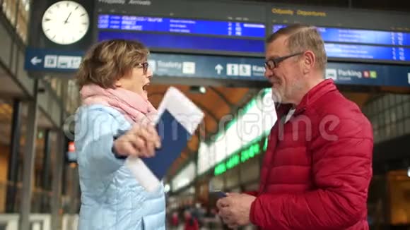 在火车站恋爱的成熟夫妻女人感谢男人买的票情人节视频的预览图