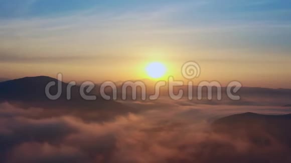 日出时飞越山峰和云层俄罗斯普里莫斯基克拉伊视频的预览图