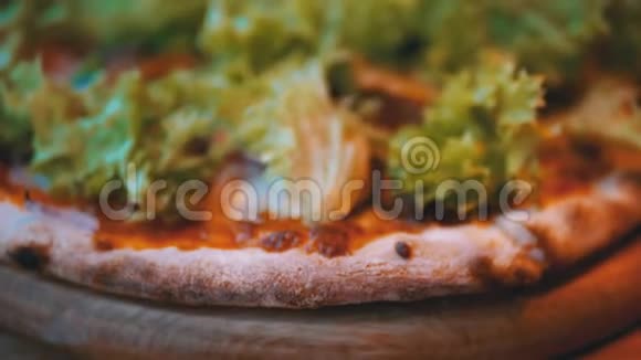 餐厅特写的餐桌上的木制托盘上的披萨成分的详细情况视频的预览图