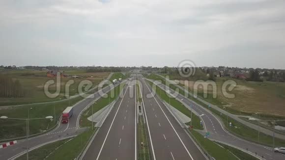 鸟瞰高速公路全景国家的运输动脉公路上车辆的移动Landsca视频的预览图