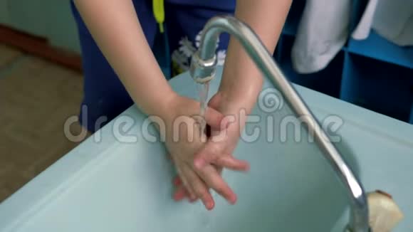 婴儿的手在流水下视频的预览图