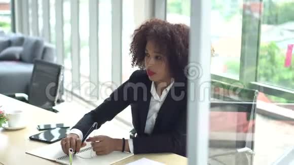 非洲职业女性贴粘贴纸脑strom策略视频的预览图