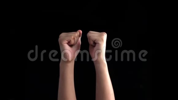 双手一对一有节奏地向上抓拍在黑色棍棒概念上孤立的节拍上跳舞视频的预览图