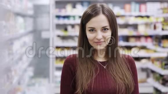 漂亮的女人在超市里竖起大拇指视频的预览图