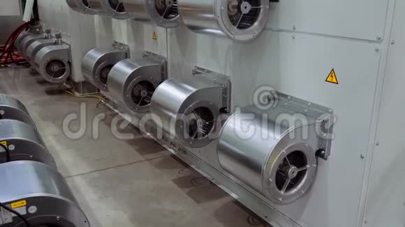 涡轮发动机安装在变压器控制柜后壁上发电机制造用于视频的预览图