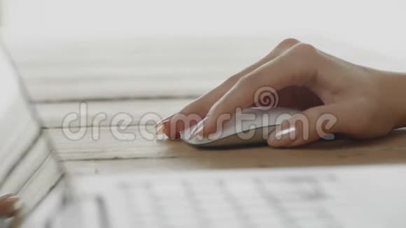 女人用电脑鼠标在办公室桌上视频的预览图