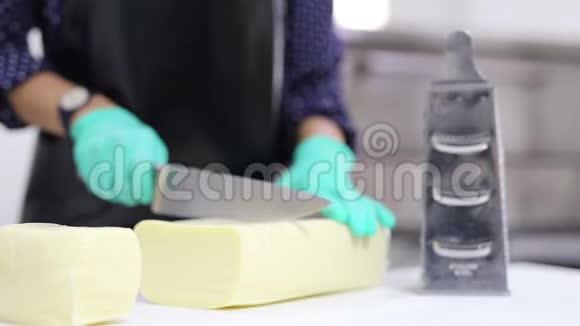 女厨师或家庭主妇用刀切奶酪和碎奶酪视频的预览图