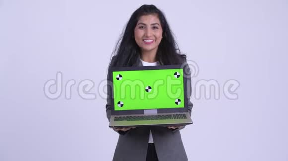 年轻快乐的波斯商人展示笔记本电脑视频的预览图