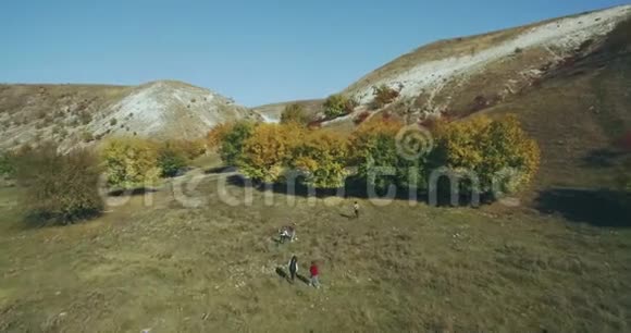 令人惊叹的景色从一群朋友的无人机在的景观在秋天视频的预览图