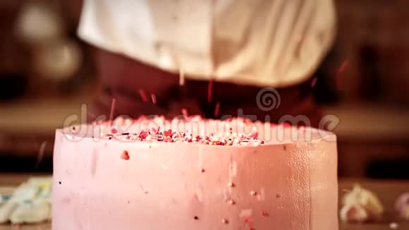 烹饪大师级的蛋糕装饰粉红色的珠子视频的预览图