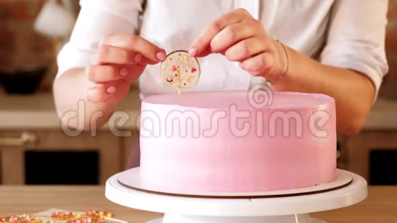 蛋糕装饰车间糕点厨师添加棒棒糖蛋糕视频的预览图
