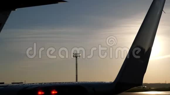 日落时飞机在跑道和雷达塔上的湿尾视频的预览图