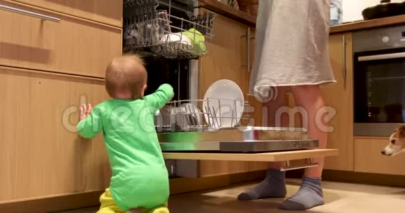 宝宝和妈妈把盘子放进洗碗机里视频的预览图