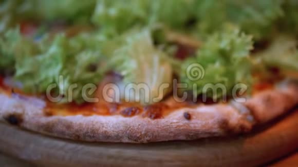 餐厅特写桌上的木制托盘上的披萨成份的详细资料视频的预览图