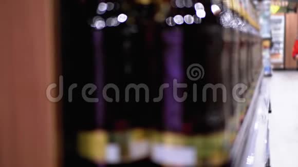商店橱窗上装瓶啤酒的架子和架子超市卖酒视频的预览图