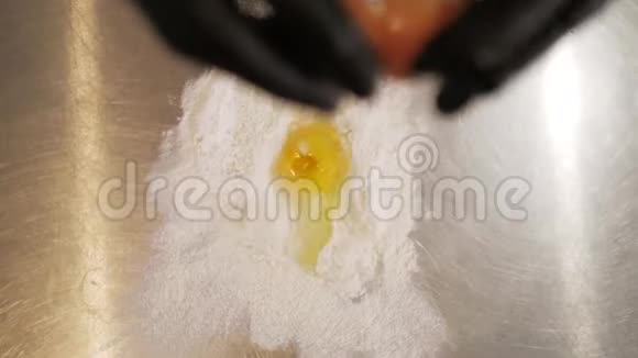 鸡蛋掉在面粉里鸡蛋掉在面粉里视频的预览图