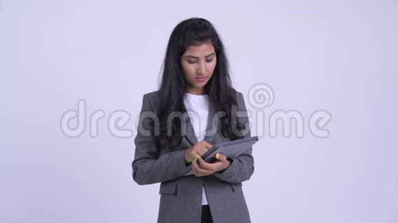 年轻快乐的波斯女商人用数码平板电脑思考视频的预览图