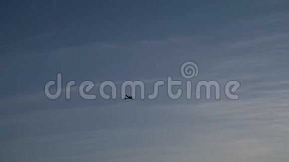 在日落的天空中在云层中飞行的飞机剪影视频的预览图